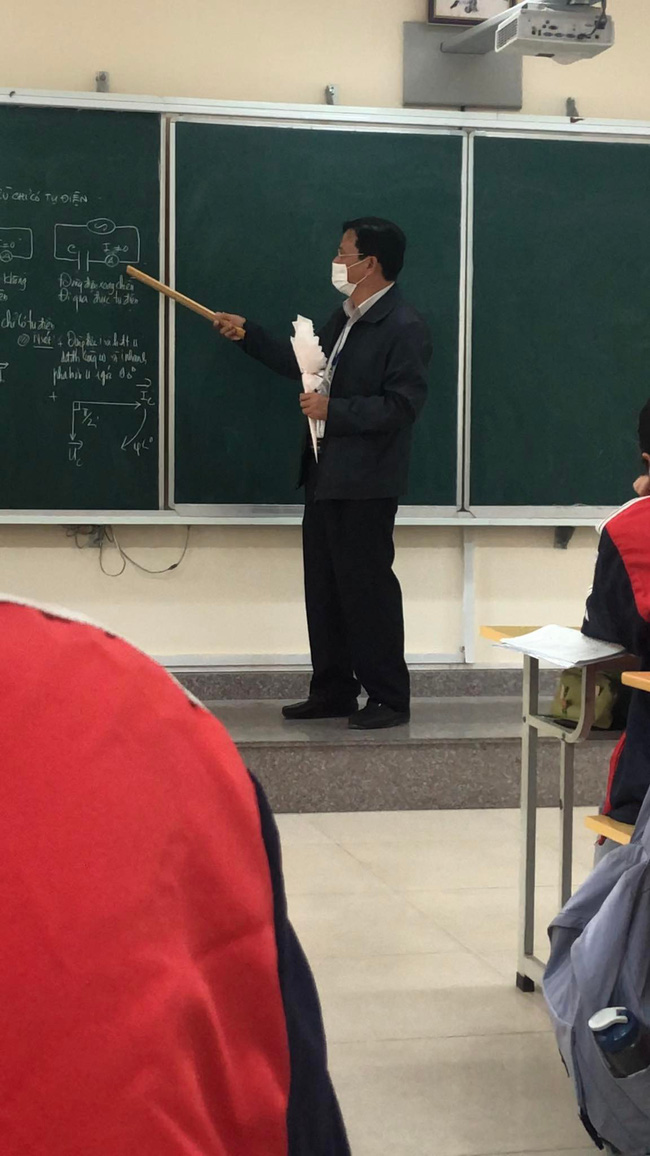 Nhận bó hoa muộn màng ngày 20/11, thầy giáo cảm động thốt lên: Khóc ra đây mất nhưng hành động sau đó mới nhận về bão like-1