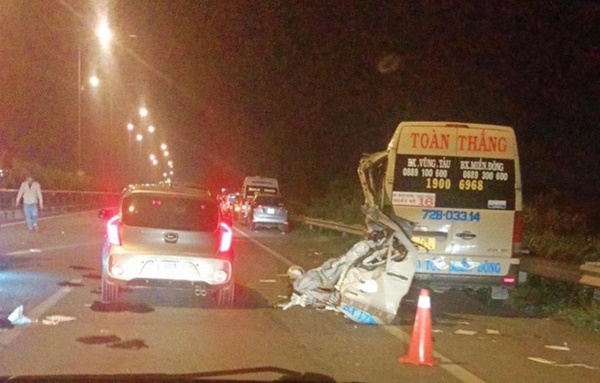 Xe khách 16 chỗ nát vụn trên cao tốc TP.HCM - Long Thành - Dầu Giây, 5 người thương vong-1