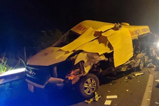 Xe khách 16 chỗ nát vụn trên cao tốc TP.HCM - Long Thành - Dầu Giây, 5 người thương vong