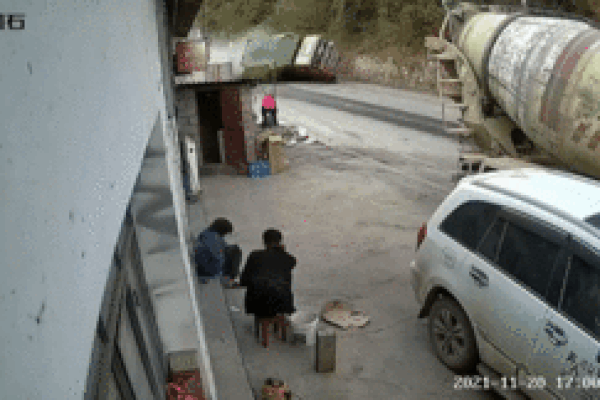 Khoảnh khắc hai người ngồi trước cửa nhà tránh kịp xe tải chở cát bị lật