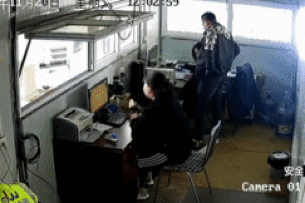 Nhân viên đạp nhầm chân ga khiến ô tô húc tung phòng đăng kiểm