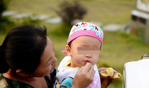 Mẹ đi làm về thấy con mếu máo trước cửa, biết được nguyên nhân từ bà nội liền làm hành động không ngờ sau đó-1