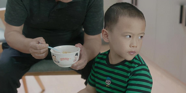 Mẹ đi làm về thấy con mếu máo trước cửa, biết được nguyên nhân từ bà nội liền làm hành động không ngờ sau đó-3