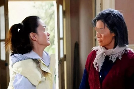 Mẹ đi làm về thấy con mếu máo trước cửa, biết được nguyên nhân từ bà nội liền làm hành động không ngờ sau đó