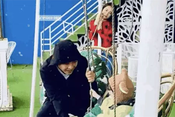 Một khán giả lạ mặt tấn công buổi chiếu phim của Lan Ngọc - Nhã Phương, loạn cỡ nào mà Thu Trang - Tiến Luật bất ngờ bị réo tên?-6