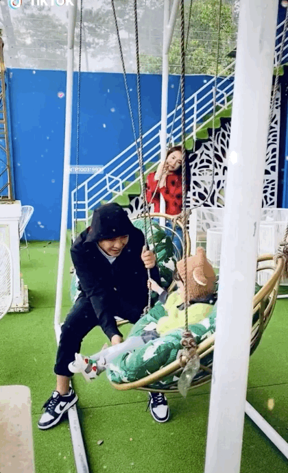 Trường Giang khoái khoái đùa giỡn cùng ái nữ, lia camera đến Nhã Phương mà thương!-1