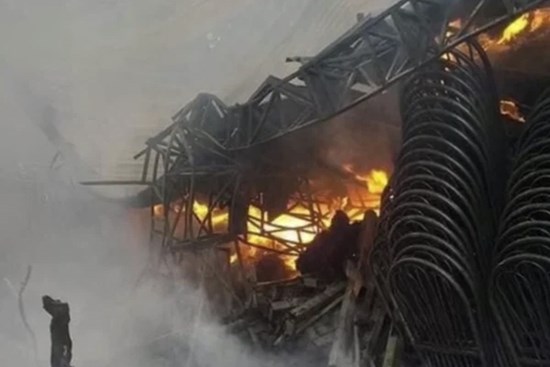 Clip: “Bà hỏa” thiêu rụi kho chứa đồ, đôi vợ chồng mất sạch vốn liếng 10 năm tích góp