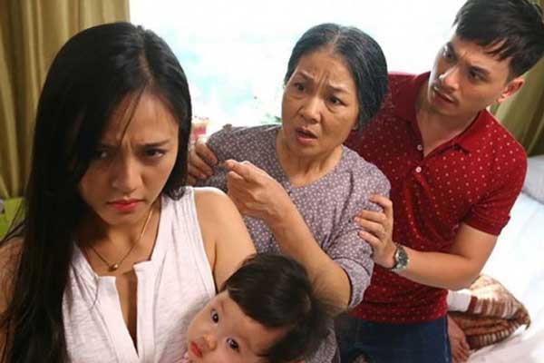 Đêm hôm cưới, vợ ôm gối xuống đất nằm và đề nghị được cưới vợ mới cho chồng-2