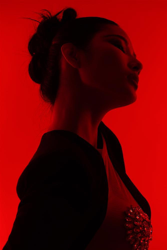 Phát lú vì Hoàng Thùy: Ngỡ khỏa thân nhưng soi kĩ mới bất ngờ-8