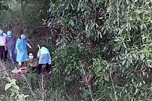 TP.HCM: Nam nhân viên ngân hàng lái ô tô tông xe máy cảnh sát, kéo lê 2km-4