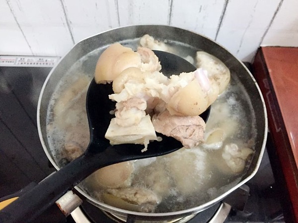 Chân giò kho theo kiểu này, ăn mềm dẻo, ngon lạ miệng lại tốn cơm trong ngày đông lạnh-7