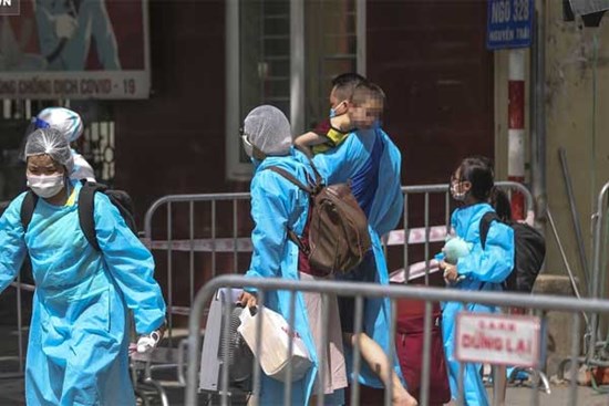 Hà Nội: F1 phải thuê xe ôm tự chở từ nhà ra trạm y tế phường để đi cách ly tập trung