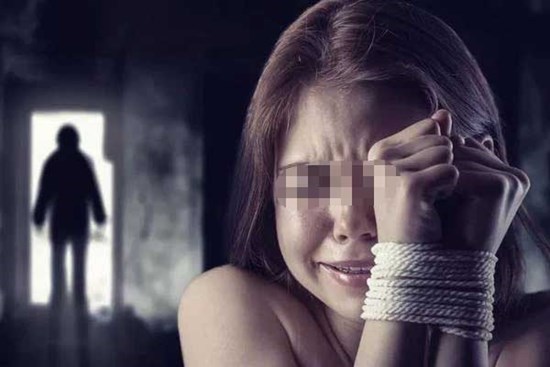 Mâu thuẫn với con dâu, bố chồng nửa đêm giả vờ đi chơi rồi trốn về nhà làm việc bỉ ổi