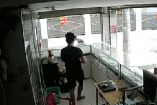 Chủ tiệm điện thoại phi thân qua tủ kính đuổi tên cướp điện thoại