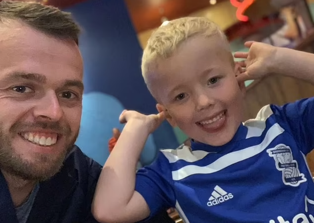 Bé trai bị bố đẻ tẩm độc và tra tấn đến chết, dư luận bàng hoàng trước đoạn clip ghi lại cảnh cuối đời cùng câu nói nghẹn đắng-1