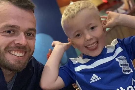 Bé trai bị bố đẻ tẩm độc và tra tấn đến chết, dư luận bàng hoàng trước đoạn clip ghi lại cảnh cuối đời cùng câu nói nghẹn đắng