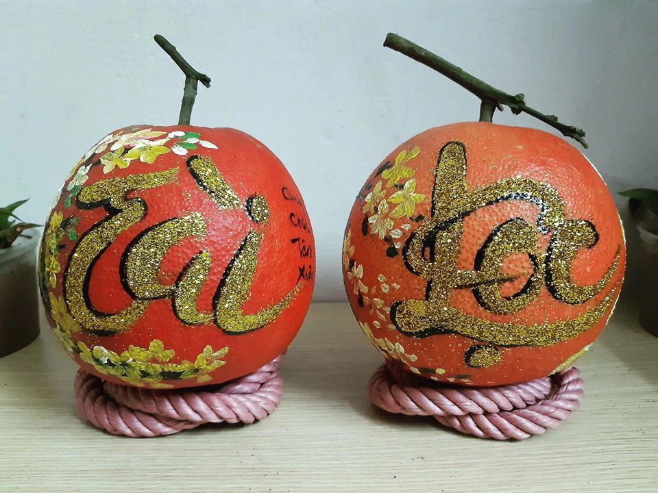 Bưởi đỏ tiến vua vẽ thư pháp giá cả triệu đồng-2