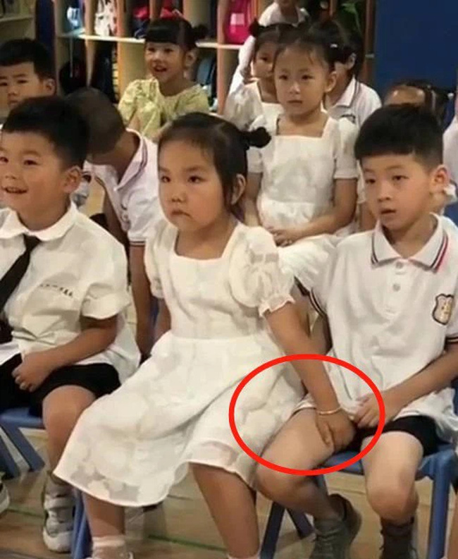 Cô giáo gửi clip con gái cùng bạn trai ở lớp, người mẹ nổi ba máu sáu cơn nhưng nghe lý do xong mới ngã ngửa: May biết sớm không thì lớn chuyện-2