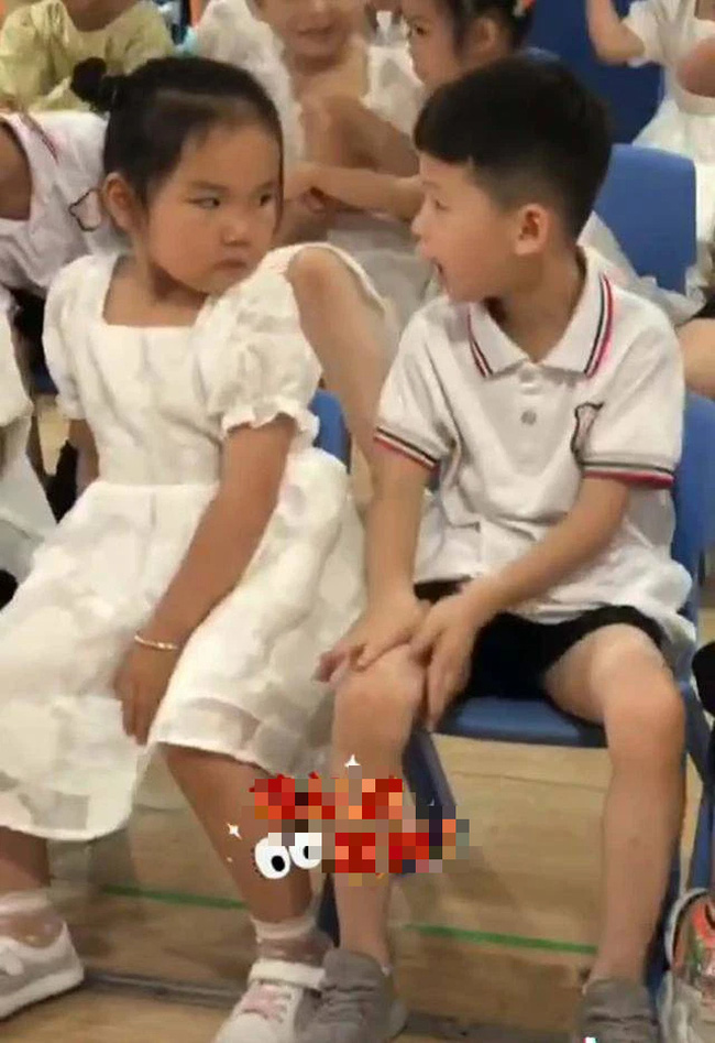 Cô giáo gửi clip con gái cùng bạn trai ở lớp, người mẹ nổi ba máu sáu cơn nhưng nghe lý do xong mới ngã ngửa: May biết sớm không thì lớn chuyện-3