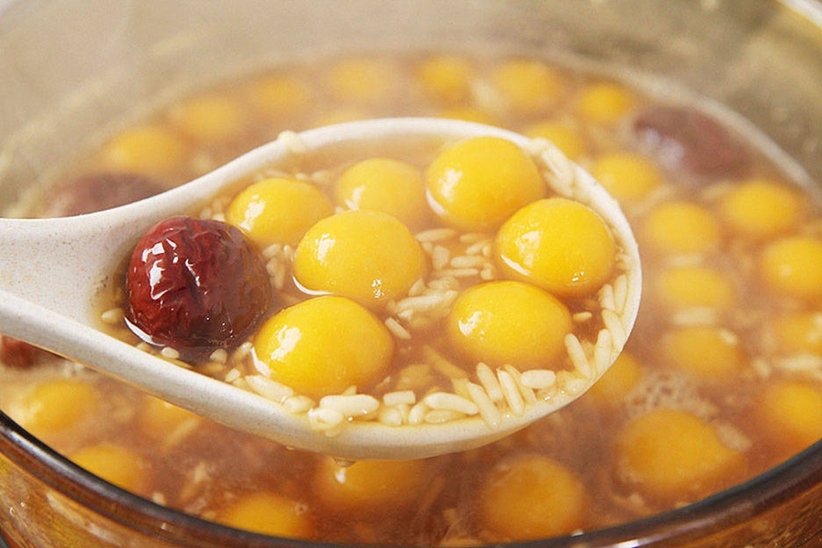 Thêm 1 nguyên liệu cực quen thuộc này vào món chè khoai, chị em sẽ ngạc nhiên với độ ngon được nâng lên tầm cao mới-6