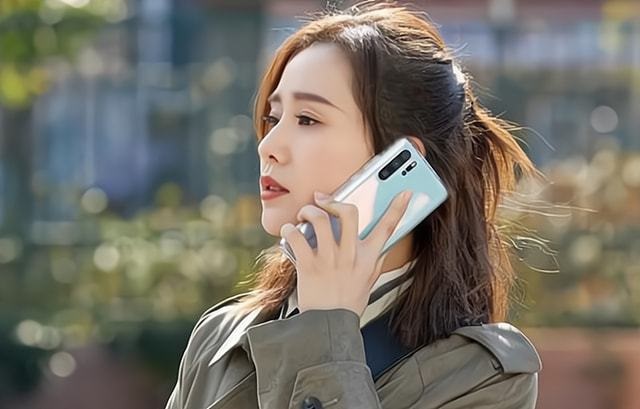 Vợ sinh khó, chồng quỳ gối cầu xin bảo vệ tính mạng vợ, không ngờ sinh xong, nữ y tá chỉ tay chồng nói câu này, vợ đòi ly hôn-1