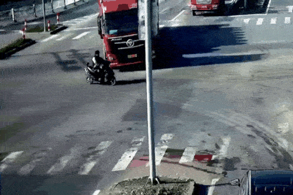 Clip: Vượt đèn đỏ, nam thanh niên thoát chết sau cú tông kinh hoàng