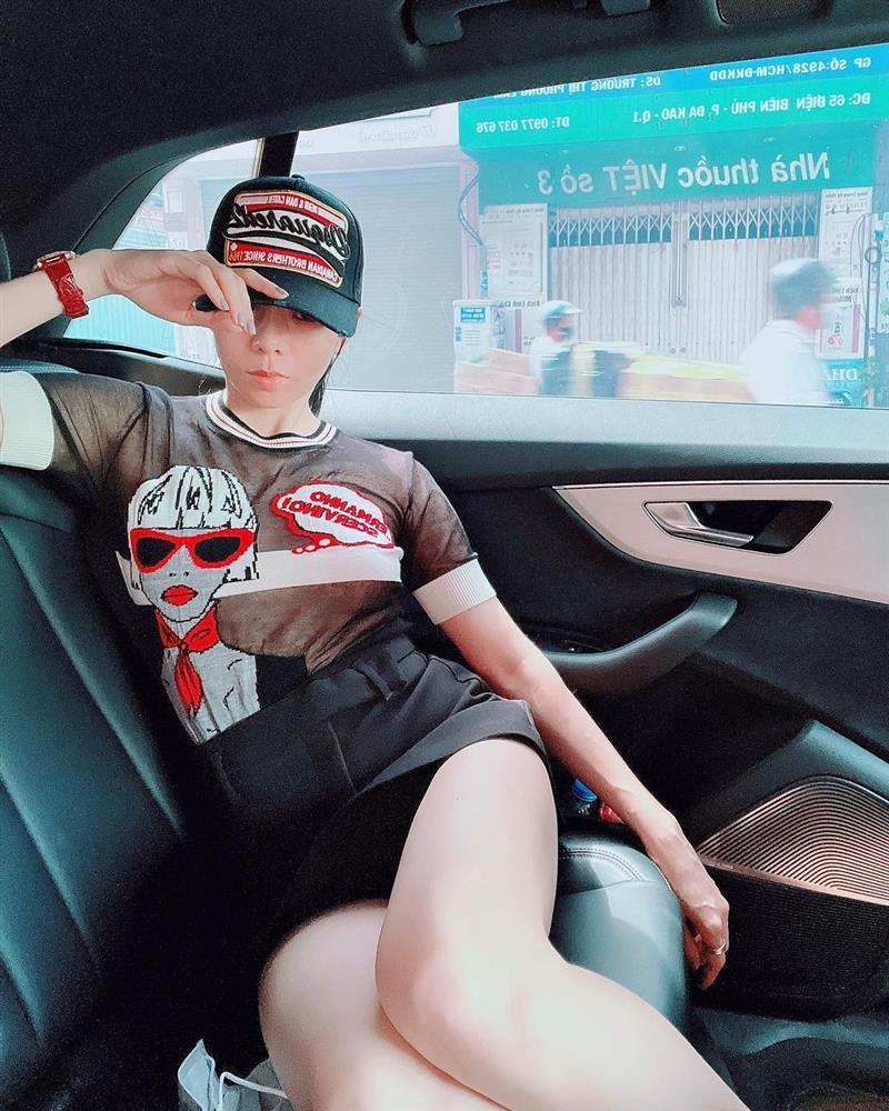 Lệ Quyên chiếu tướng thẳng vùng nhạy cảm trong xe sang-1