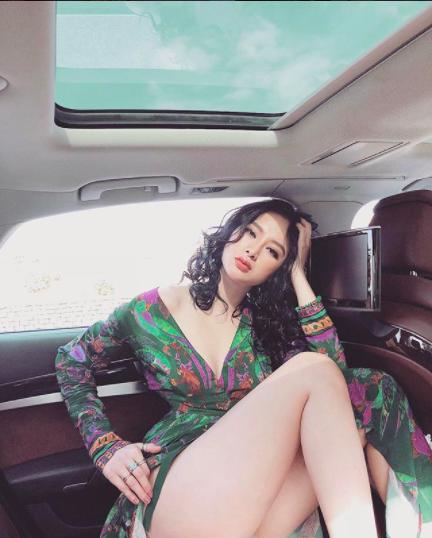 Lệ Quyên chiếu tướng thẳng vùng nhạy cảm trong xe sang-7
