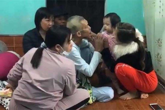 Rưng rưng clip người cha già dặn dò rồi tặng quà con cháu trước lúc đi xa: 'Không việc gì phải khóc, cứng rắn lên'