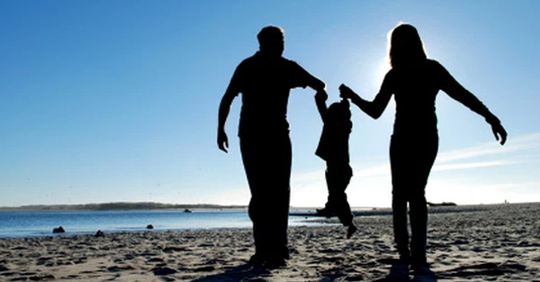 Cô giáo ngỡ ngàng khi thấy thứ có trong balo của bé gái bị bố mẹ bỏ lại ở trường mầm non-1