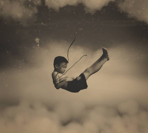 Cô giáo ngỡ ngàng khi thấy thứ có trong balo của bé gái bị bố mẹ bỏ lại ở trường mầm non-3