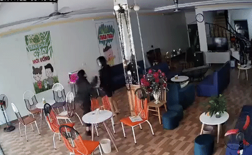 Đánh ghen xôn xao mạng xã hội: Chính thất vừa chửi vừa tát tới tấp, tiểu tam ngã sóng soài nhưng chỉ câm nín chịu trận-1