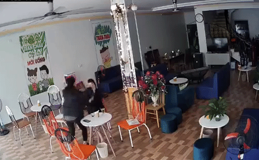 Đánh ghen xôn xao mạng xã hội: Chính thất vừa chửi vừa tát tới tấp, tiểu tam ngã sóng soài nhưng chỉ câm nín chịu trận-2