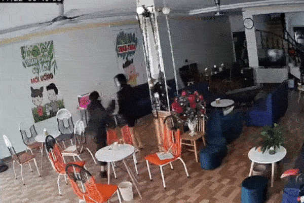 Đánh ghen xôn xao mạng xã hội: 'Chính thất' vừa chửi vừa tát tới tấp, 'tiểu tam' ngã sóng soài nhưng chỉ câm nín chịu trận