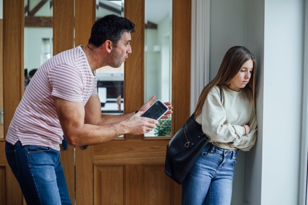 Thấy bố cặp kè tình trẻ, con gái mách lẻo bí mật thầm kín của bố khiến ông bị người yêu bé nhỏ đá ngay tức khắc-3