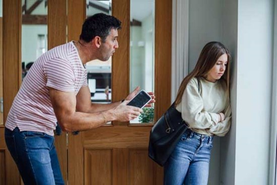 Thấy bố cặp kè tình trẻ, con gái mách lẻo bí mật thầm kín của bố khiến ông bị người yêu bé nhỏ 