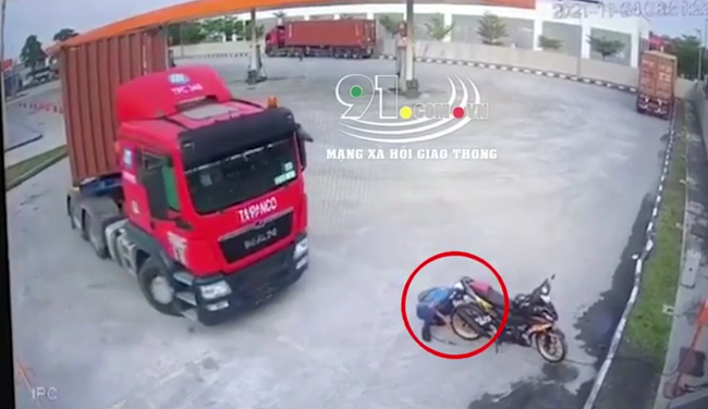 Đang cắm cúi sửa xe máy, nam thanh niên suýt bị container cán chết vì pha ôm cua oan nghiệt-1
