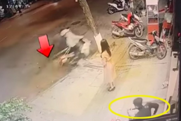 Bị cướp điện thoại táo tợn ngay giữa đường, phản ứng liều lĩnh của cô gái khiến 2 tên cướp hốt hoảng bỏ chạy-1