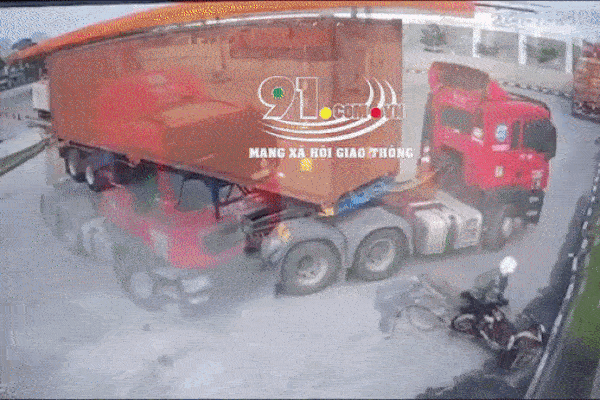 Bé gái đang đi bộ bị ô tô đâm bay lên lề đường, clip 17 giây ngắn ngủi bóc khoảnh khắc vô lương tâm của tài xế-3