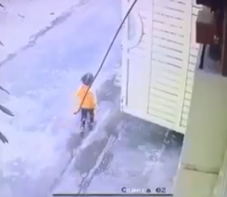 Bé gái đang đi bộ bị ô tô đâm bay lên lề đường, clip 17 giây ngắn ngủi bóc khoảnh khắc vô lương tâm của tài xế-1