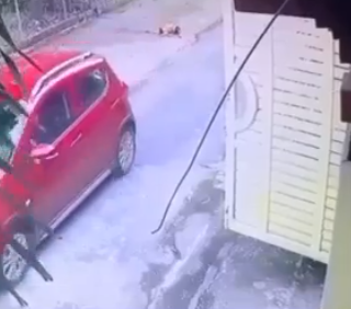 Bé gái đang đi bộ bị ô tô đâm bay lên lề đường, clip 17 giây ngắn ngủi bóc khoảnh khắc vô lương tâm của tài xế-2