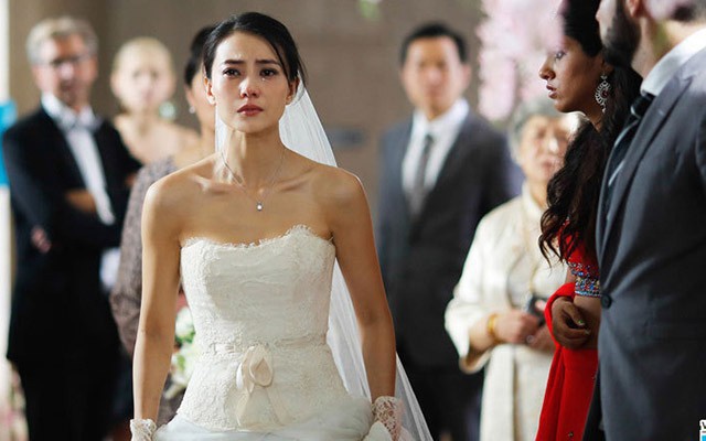 Chồng mất, tôi kết hôn với mối tình đầu, hôm tổ chức hôn lễ, ai đó đã bí mật nhét một tờ giấy vào tay tôi khiến tôi sợ hãi cởi khăn che mặt và bỏ chạy-1