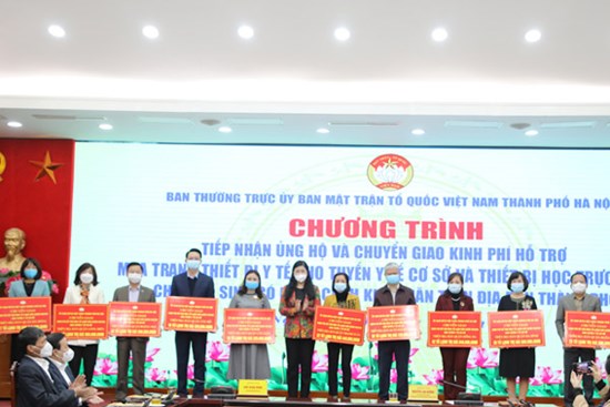 Chuyển giao hơn 20 tỷ đồng hỗ trợ 579 trạm y tế cơ sở mua tủ lạnh bảo quản vắc xin