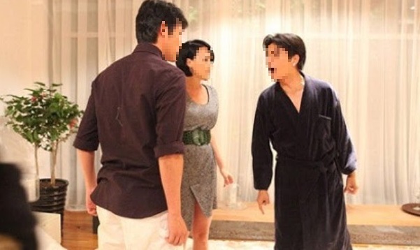 Chồng hai lần bắt gặp vợ vào khách sạn với cấp trên, tuyệt vọng làm một việc khiến ai nấy xót xa-1