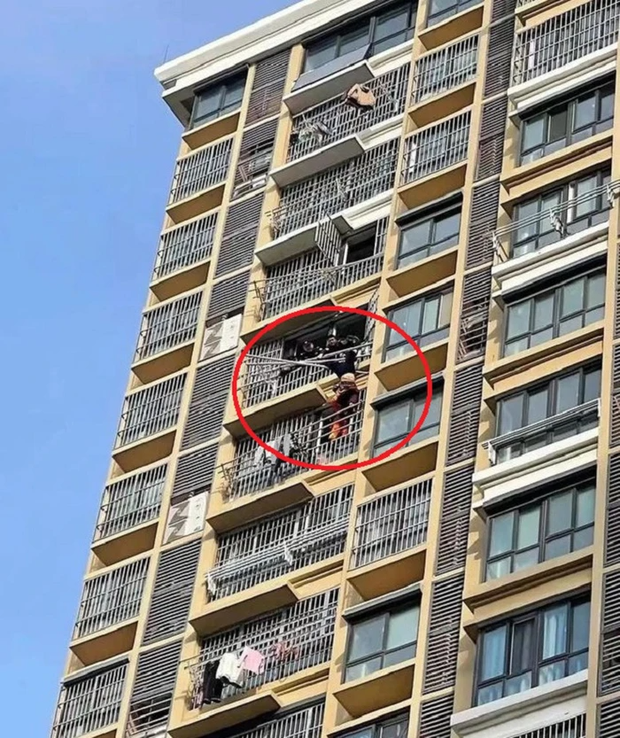 Clip: Cụ bà phơi quần áo rồi trượt chân, treo lơ lửng ngoài ban công tầng 18-2