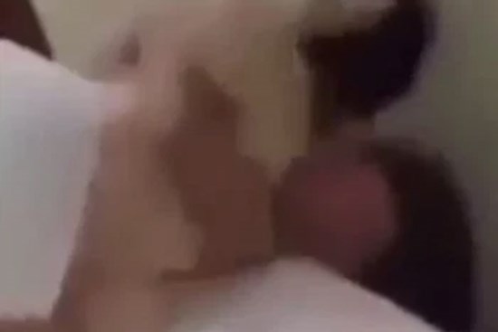 Clip nhóm thanh niên khống chế hiếp dâm, ghi hình mặc cho cô gái kêu cứu gây phẫn nộ, hành động nhiều người ồ ạt xin link càng đáng lên án