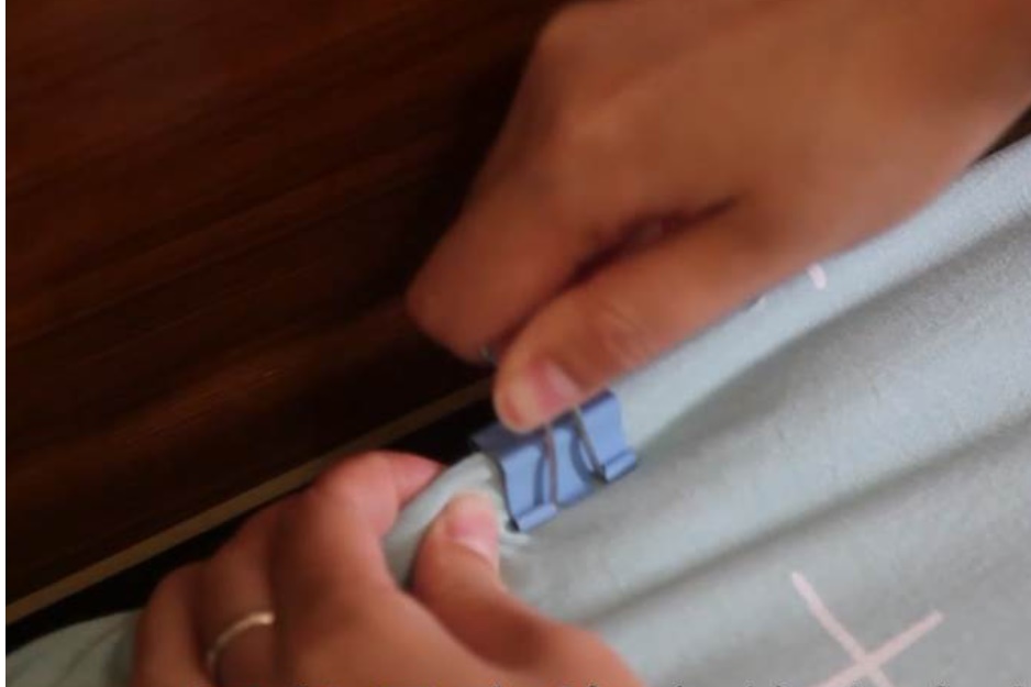 Các tấm ga trải giường hay bị xô lệch, dạy bạn một mẹo, không cần kéo cũng chẳng cần phải may, ga giường sẽ phẳng phiu ngay lập tức-2