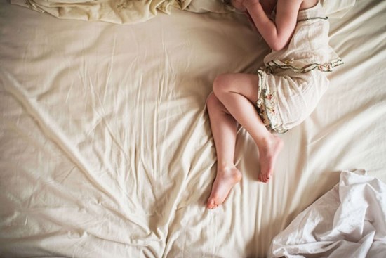 Các tấm ga trải giường hay bị xô lệch, dạy bạn một mẹo, không cần kéo cũng chẳng cần phải may, ga giường sẽ phẳng phiu ngay lập tức