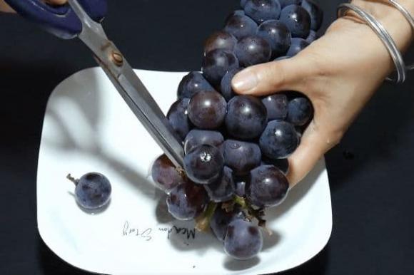 Chỉ dùng nước sạch để rửa nho, tương đương với việc ăn phải trứng côn trùng”, mách bạn cách rửa sạch và đảm bảo vệ sinh trước khi ăn-2