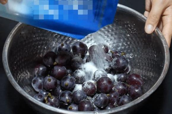 Chỉ dùng nước sạch để rửa nho, tương đương với việc ăn phải trứng côn trùng”, mách bạn cách rửa sạch và đảm bảo vệ sinh trước khi ăn-3